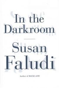 سوزان فلودی، در تاریکخانه (۲۰۱۶) In the Darkroom is a memoir by Susan Faludi 