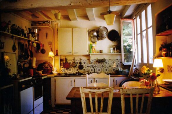 آشپزخانهٔ خانهٔ نوفل‌لوشاتو که دوراس از سال ۱۹۵۸ در آن زندگی می‌کرد. عکس: ژان ماسکولو