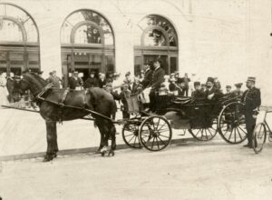 معیر الممالک، مستوفی الممالک، حظ کردیم و افسوس خوردیم، پدرام خسرونژاد، فاطمه معزی، نفیسه مرشدزاده، بی کاغذ اطراف، الهام شوشتری زاده، سفرنامه های قاجاری، سفرنامه پاریس، مطفرالدین شاه، نمایشگاه بین المللی پاریس 1900