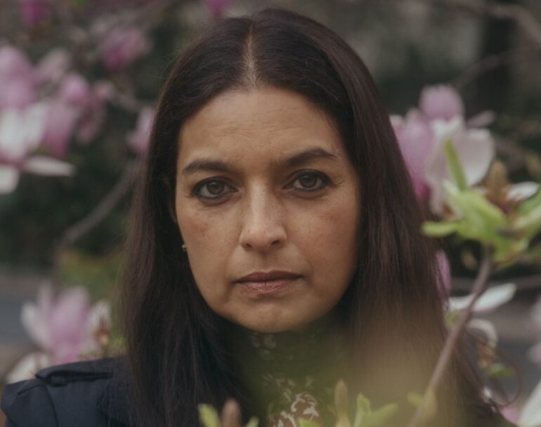 جومپا لاهیری، خودترجمه گری، ترجمه بی کاغذ اطراف، الهام شوشتری زاده، نفیسه مرشدزاده، همین حوالی، جایی که هستم، نشر ماهی، امیرمهدی حقیقت، به عبارت دیگر، مترجم دردها، زبان ایتالیایی