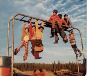 کودکی، مورابیتو، الهام شوشتری زاده، به زبان مادری گریه می کنیم، نشر اطراف، بی کاغذ اطراف، ارسطو، جستار کوتاه، جستار برق آسا