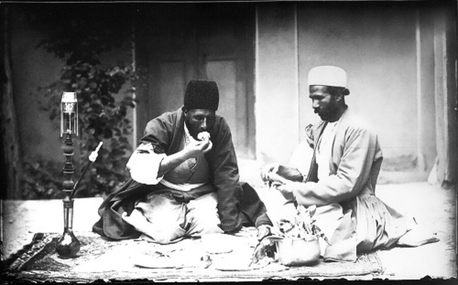 کارنامه خورش، نادر میرزا قاجار، نازیلا عظیمی، دستور آشپزی، پلو، چلو، آبگوشت، کباب، نشر اطراف، خرید کتاب