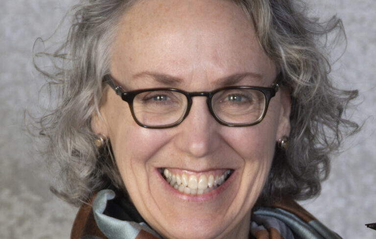 لیونی سندرکاک، شنیدن شهر، نشر اطراف، خرید کتاب، نوید پورمحمدرضا، جیمز تراگ مورتن، لیون امیل، رابرت آ بیورگارد، باربارا اکشتاین