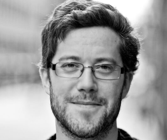 لیونی سندرکاک، شنیدن شهر، نشر اطراف، خرید کتاب، نوید پورمحمدرضا، جیمز تراگ مورتن، لیون امیل، رابرت آ بیورگارد، باربارا اکشتاین