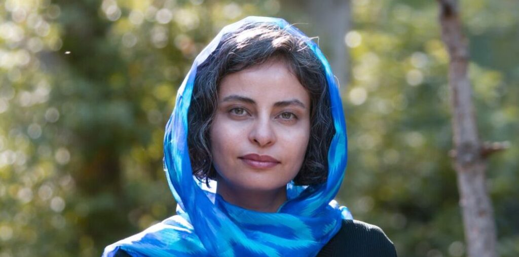 مهزاد الیاسی بختیاری، نشر اطراف، و کسی نمی داند در کدام زمین می میرد، خرید کتاب، سفرنامه، انسان شناسی