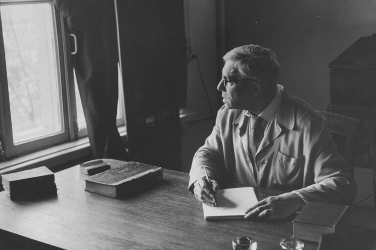 بوریس پاسترناک، مارینا تسوتایوا، آخرین اغواگری زمین، الهام شوشتری زاده، جستار، نشر اطراف، خرید کتاب، نفیسه مرشدزاده