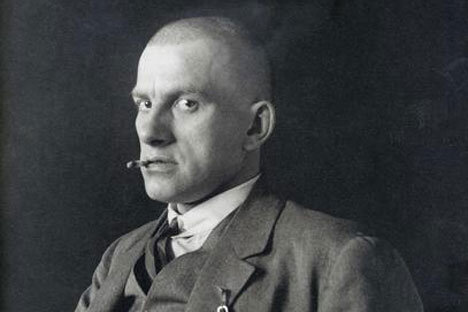 ولادیمیر مایاکوفسکی، شاعر، جستار روسی، آخرین اغواگری زمین، بوریس پاسترناک، آنا آخماتووا، مارینا تسوتایوا، انقلاب اکتبر