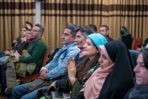 در پایان این نشست که با حمایت بیمۀ پاسارگاد برگزار شده بود، مهمانان با هم آشنا شدند و به گفت‌وگو نشستند؛ مهمانانی که به طیف‌های فرهنگی، اجتماعی و سیاسی متفاوتی تعلق داشتند ولی همگی یک دغدغۀ مشترک را دنبال می‌کردند: مراقبت از مراقب‌ها.