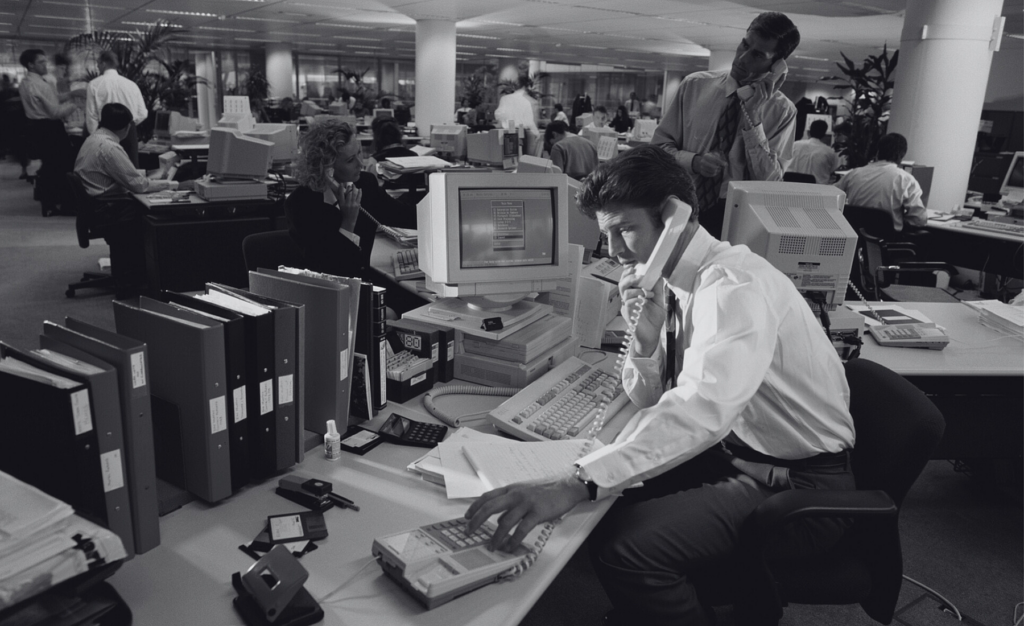 دفتر کار، آفیس، میزها و دیوارها، شیلا لایمینگ، مریم پوراسماعیل، الهام شوشتری زاده، نفیسه مرشدزاده، نشر اطراف تجریه محیط کاری، فرهنگ سازمانی