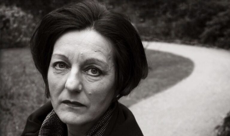 هرتا مولر، ستاره نوتاج، الهام شوشتری زاده، نفیسه مرشدزاده، اطراف، دانلود pdf کتاب، دیکتاتوری، شوخی و خنده، استبداد