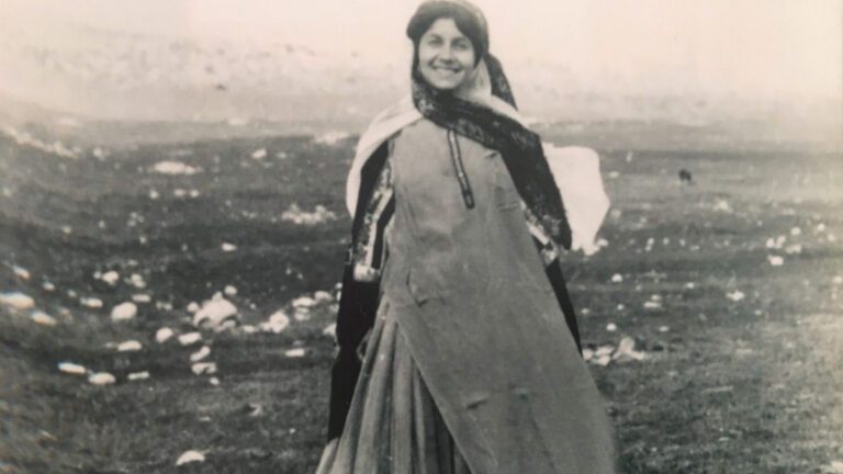 کوچ گردی، کوچ نشینی، کوله گردی، ژیل دلوز، فلیکس گتاری، نومادولوژی، کوچ شناسی، تقویم بی هدفی، حمیدرضا کیانی، تام لاتس، و کسی نمی داند در کدام زمین می میرد، مهزاد الیاسی